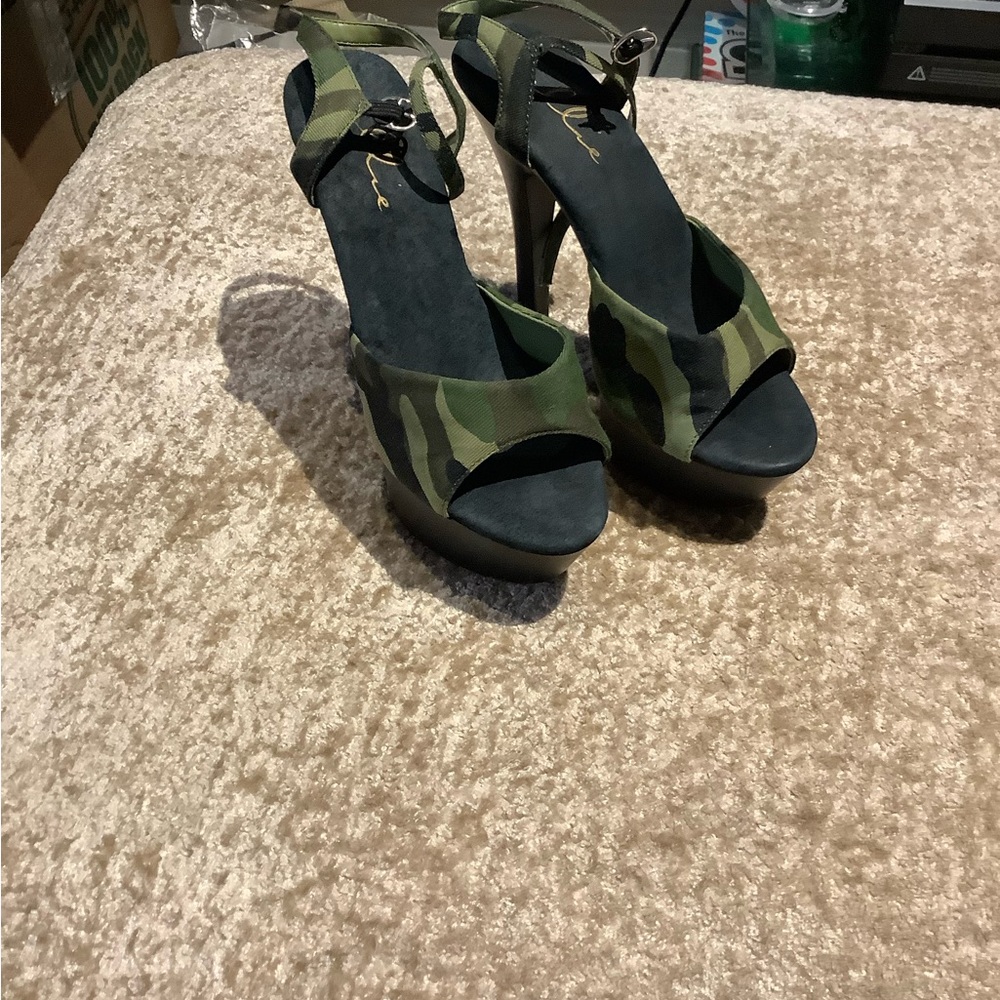 Ellie size 7 camo and black high heels